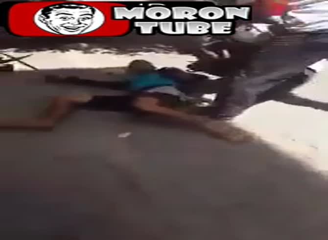 Video :A guy with a machete tries to kill himself by slitting his throat, but is neutralized by a police officer (public cautioned)